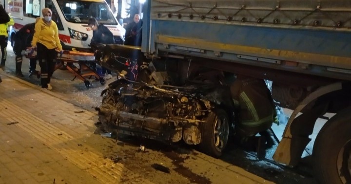 Bursa’daki feci kaza kameraya yansıdı... İkiye bölünen araçtan kurtuldu
