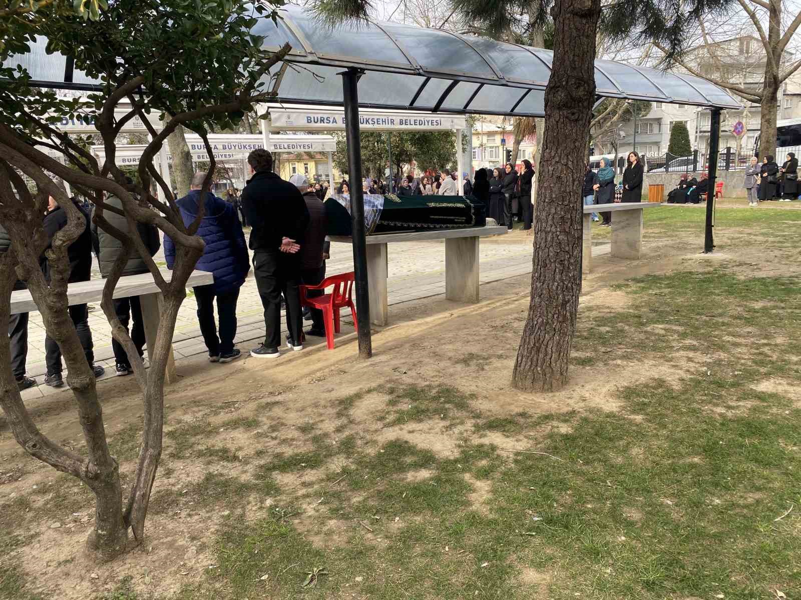 Bursa’daki silahlı saldırıda ölen güzellik uzmanı kadın toprağa verildi
