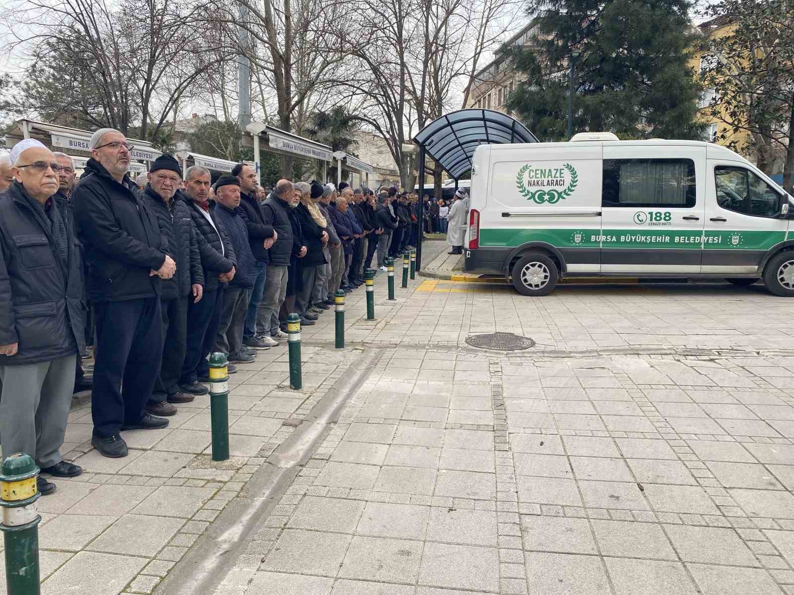 Bursa’daki silahlı saldırıda ölen güzellik uzmanı kadın toprağa verildi
