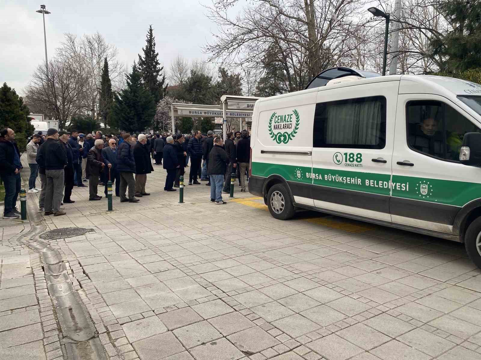 Bursa’daki silahlı saldırıda ölen güzellik uzmanı kadın toprağa verildi
