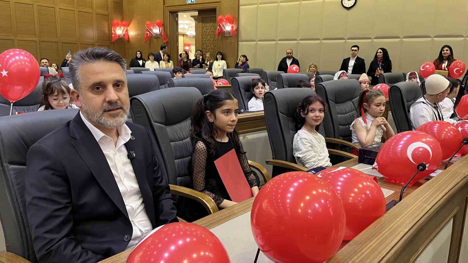 Bursalı çocuklar başkanlık ve meclis üyeliği koltuklarını devraldı
