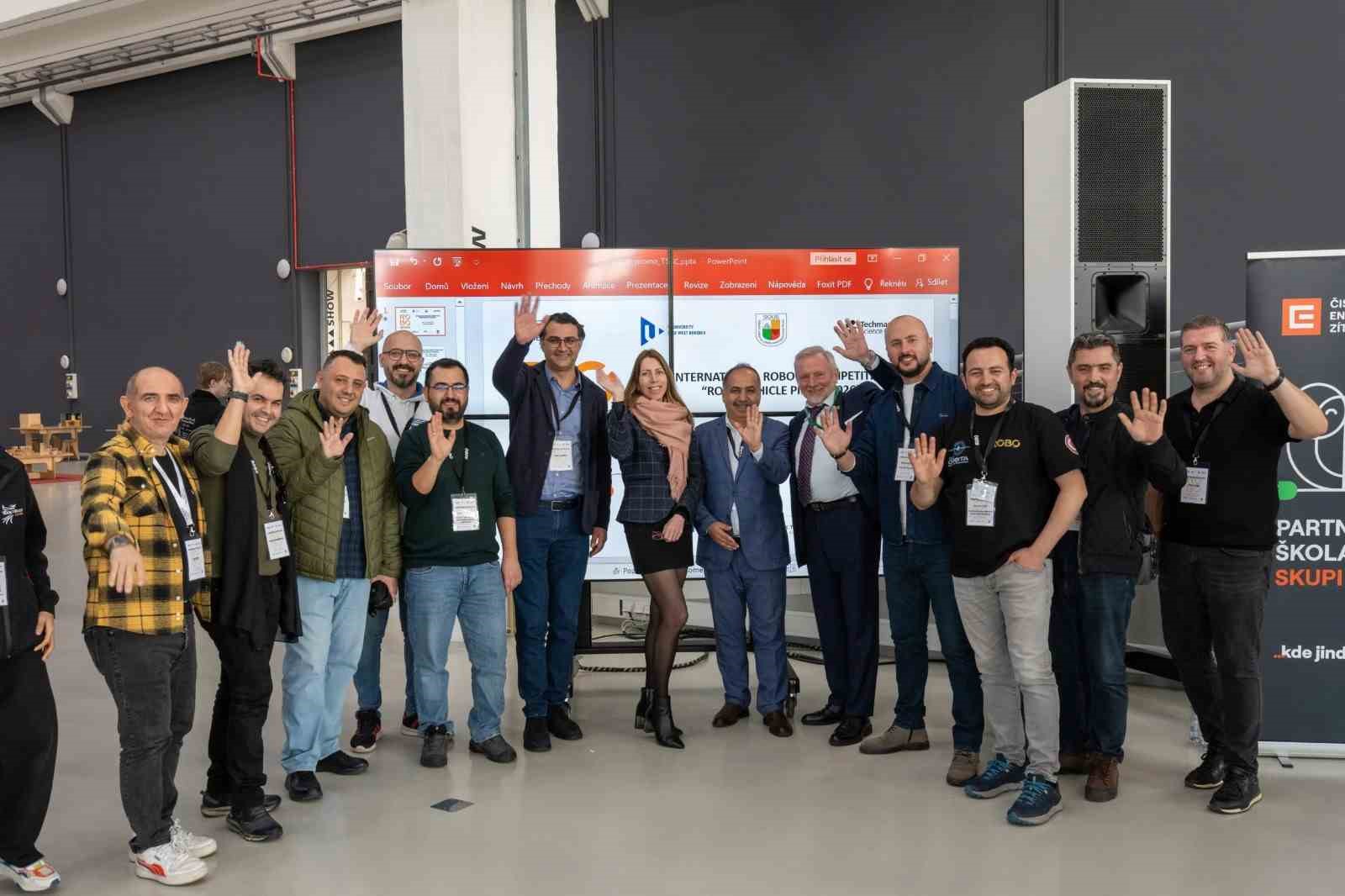 Bursalı öğrencilerden Çekya’da robotik başarısı
