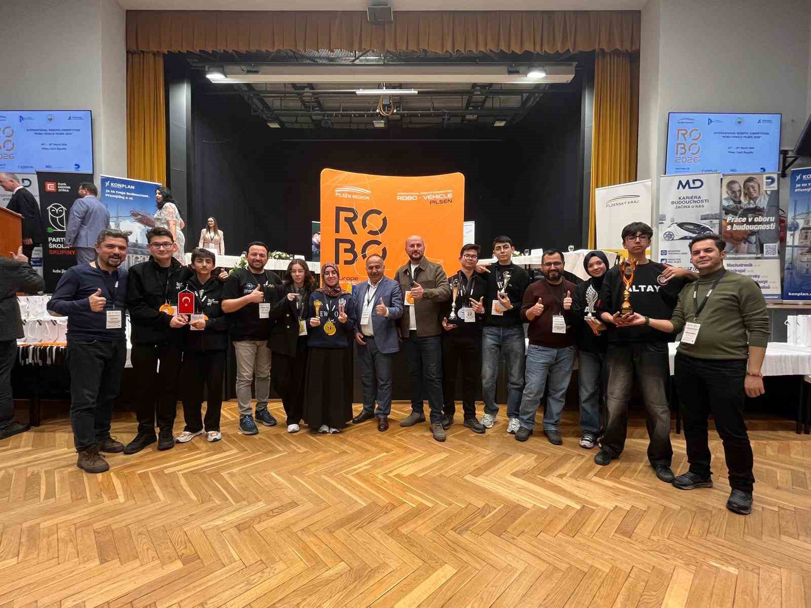 Bursalı öğrencilerden Çekya’da robotik başarısı
