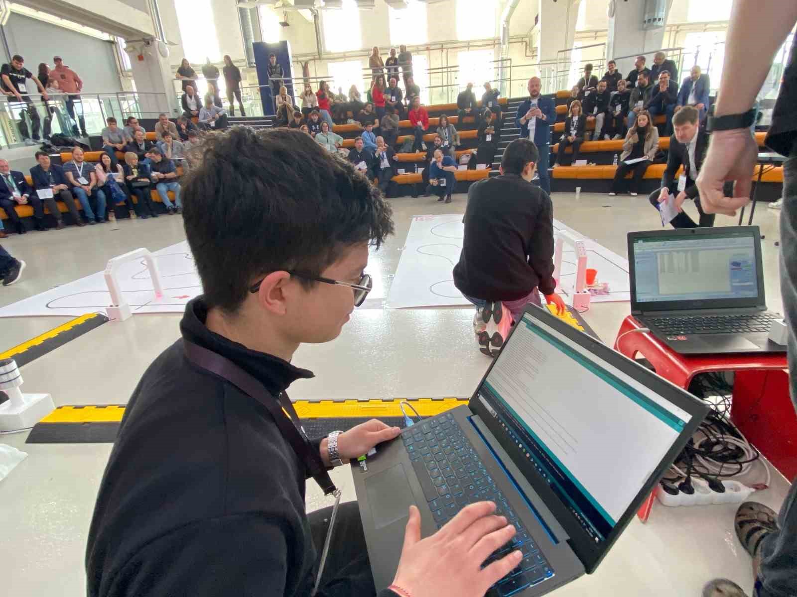 Bursalı öğrencilerden Çekya’da robotik başarısı
