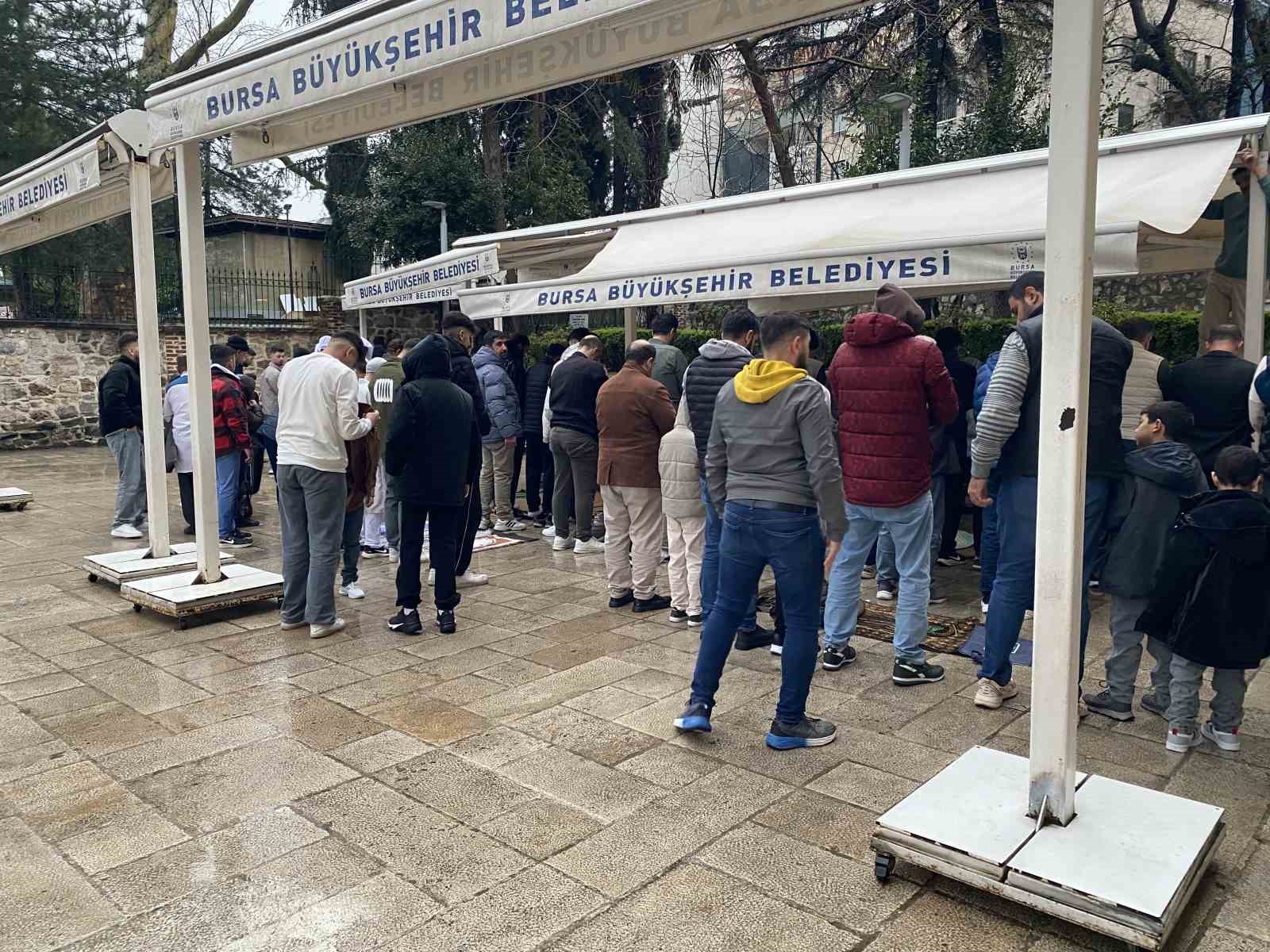 Bursalılar bayram namazında Ulu Cami’ye akın etti
