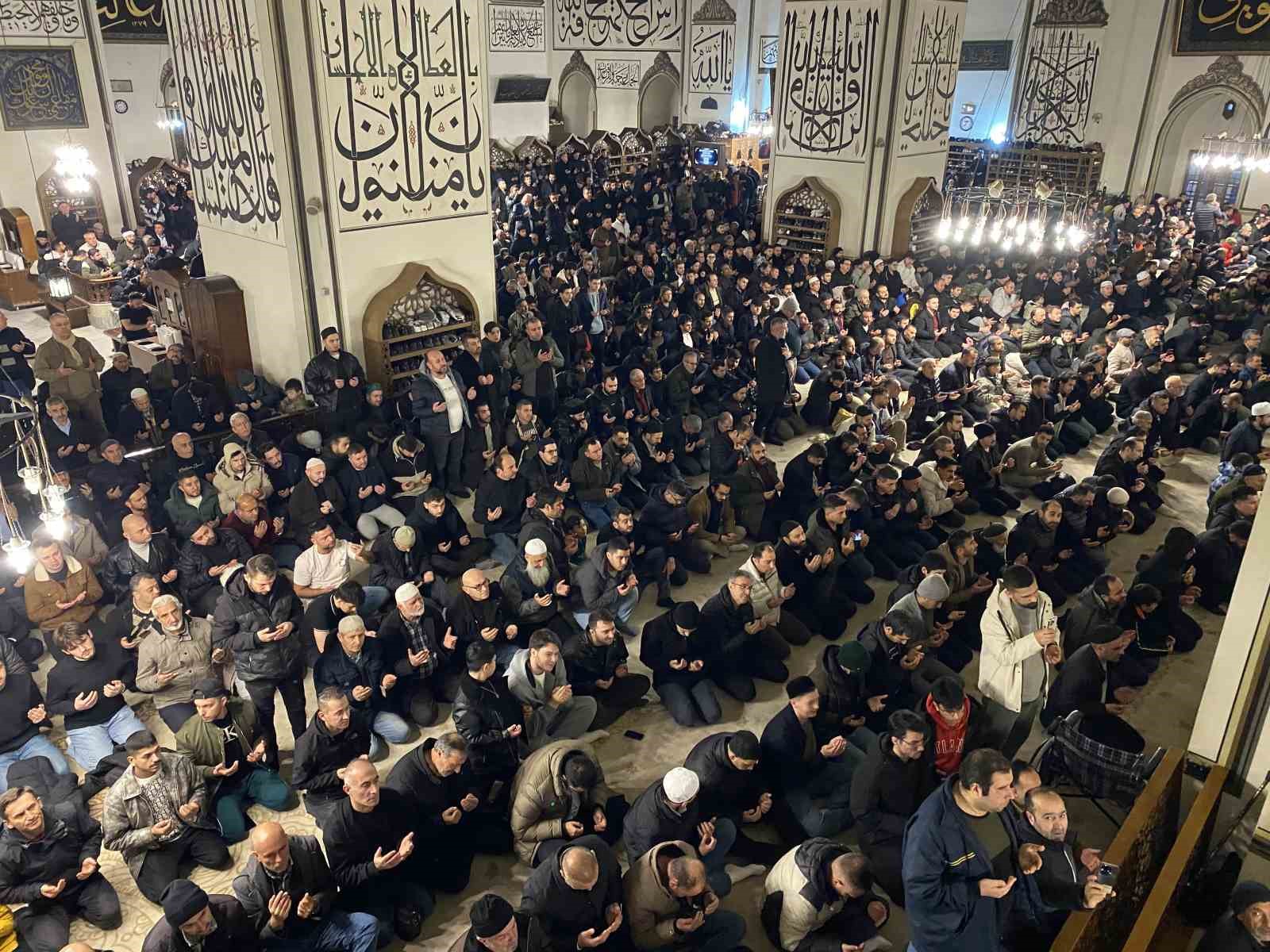 Bursalılar Miraç Kandili’nde Ulu Cami’ye akın etti
