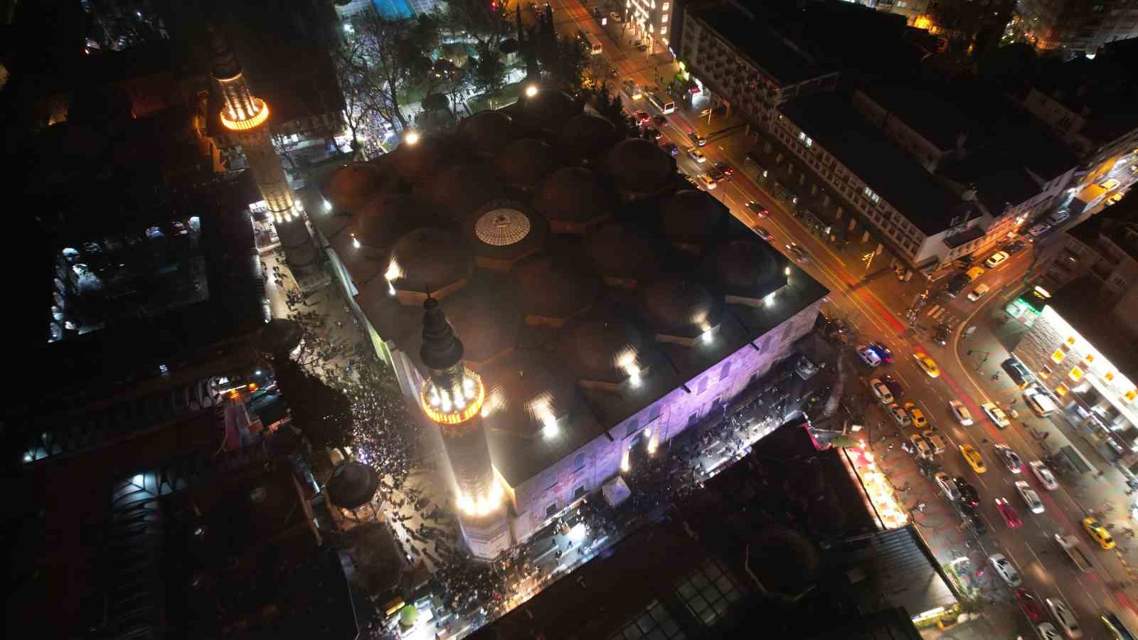 Bursalılar Miraç Kandili’nde Ulu Cami’ye akın etti
