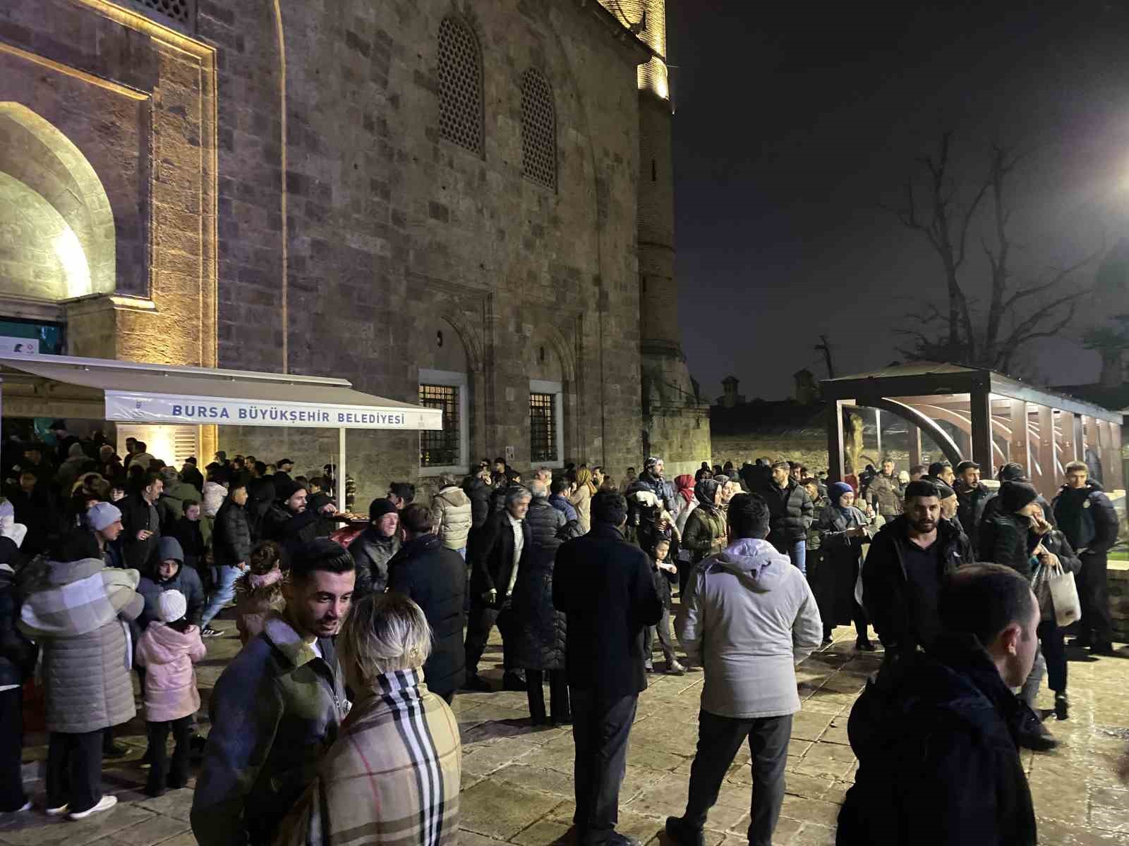 Bursalılar Miraç Kandili’nde Ulu Cami’ye akın etti
