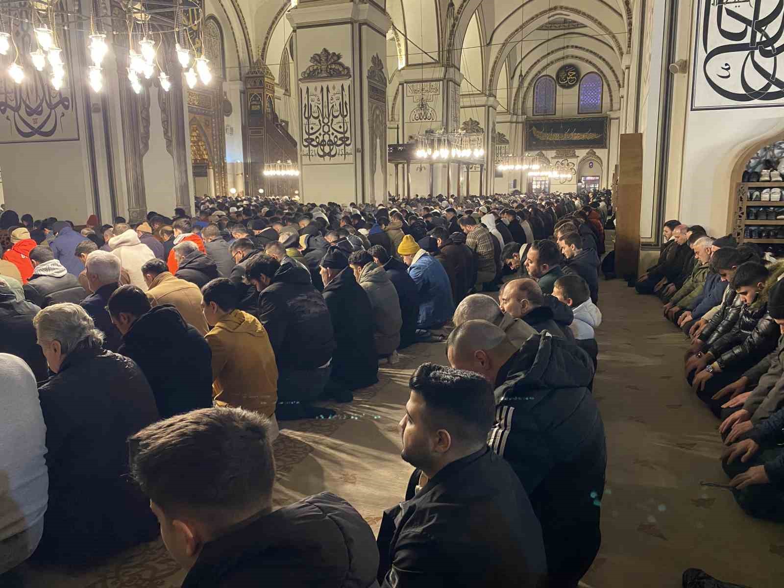 Bursalılar Miraç Kandili’nde Ulu Cami’ye akın etti
