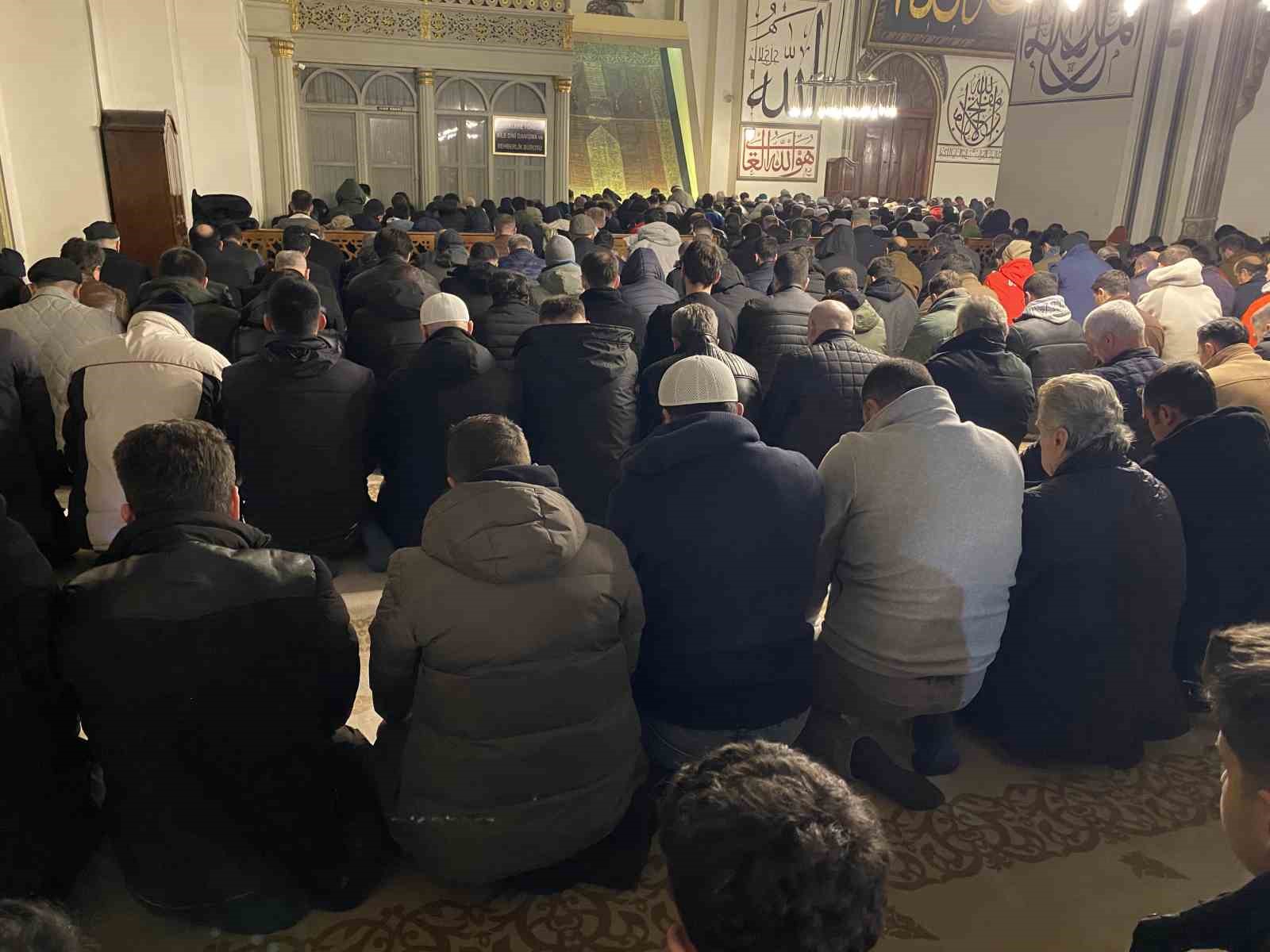 Bursalılar Miraç Kandili’nde Ulu Cami’ye akın etti
