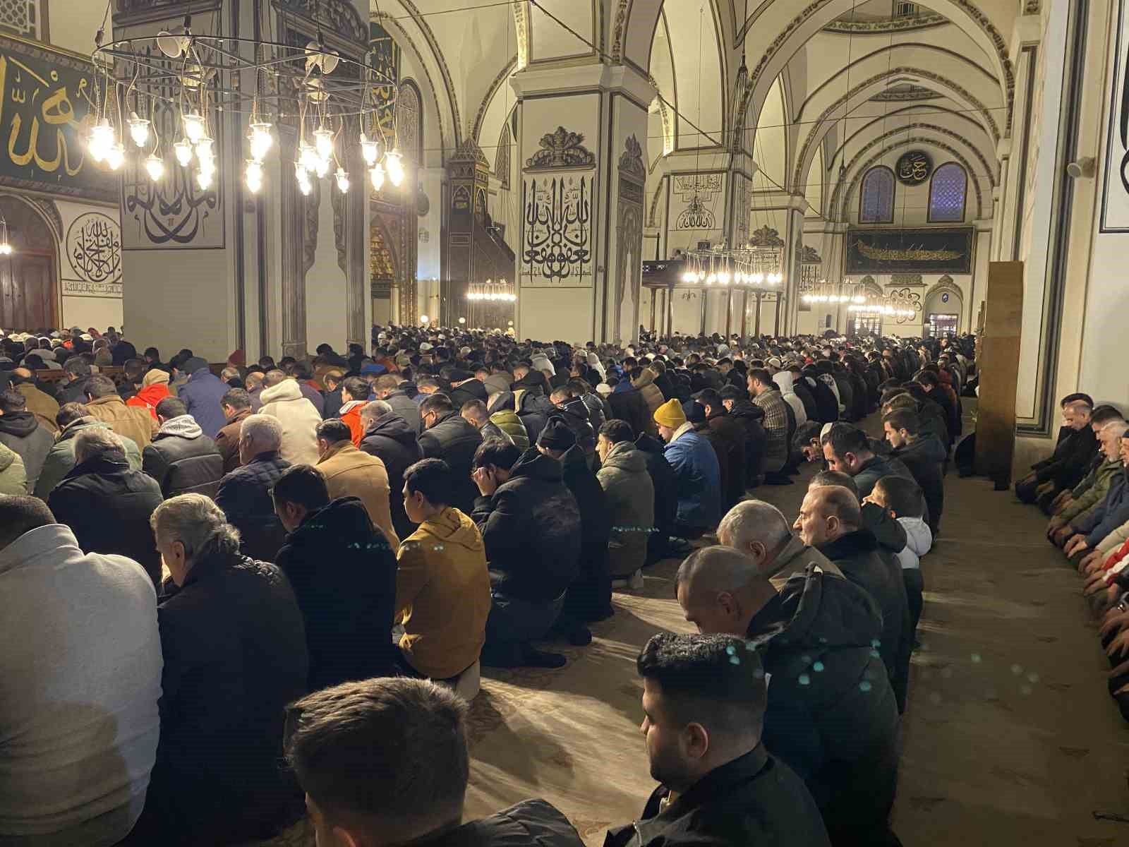 Bursalılar Miraç Kandili’nde Ulu Cami’ye akın etti
