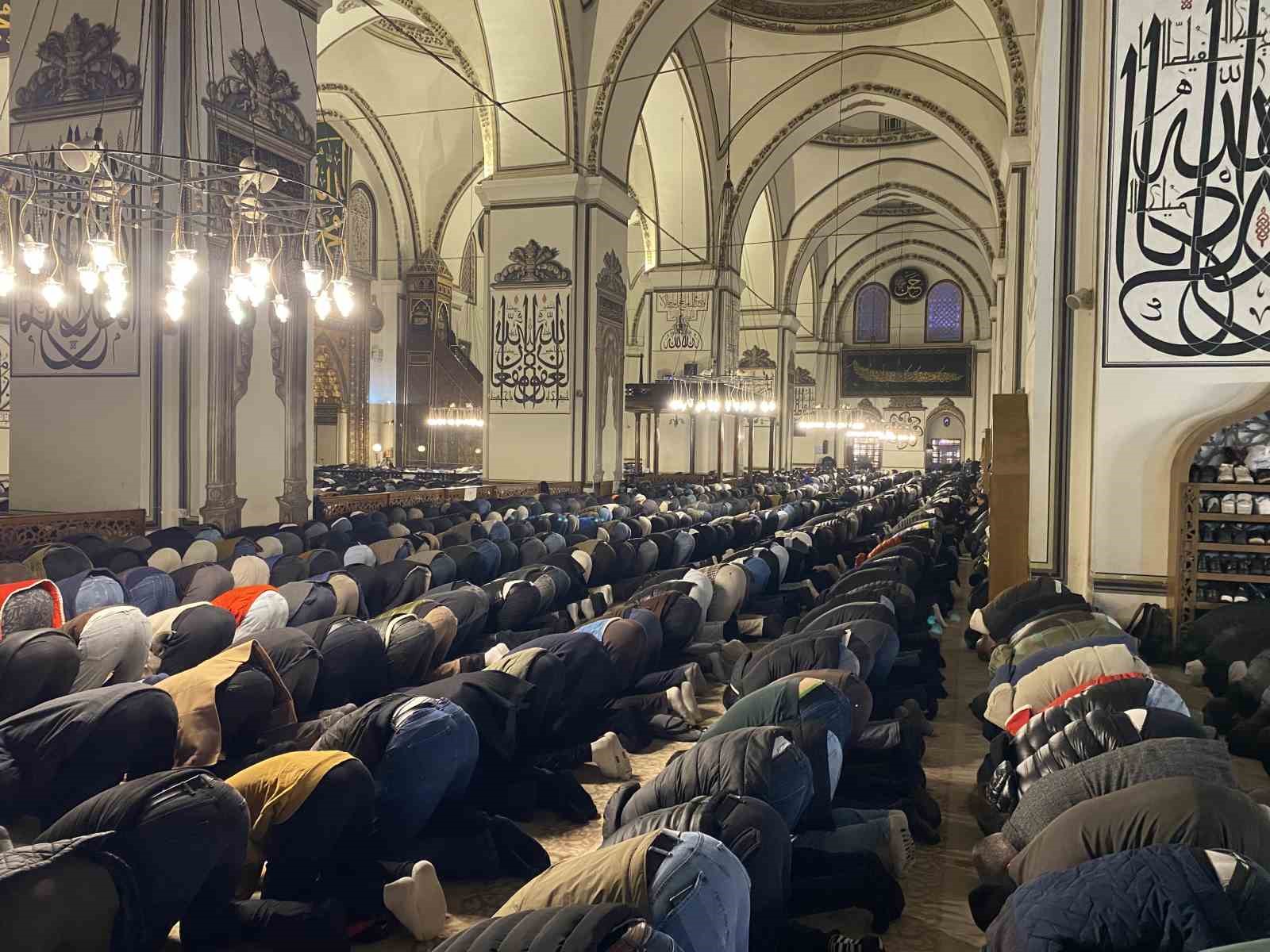 Bursalılar Miraç Kandili’nde Ulu Cami’ye akın etti
