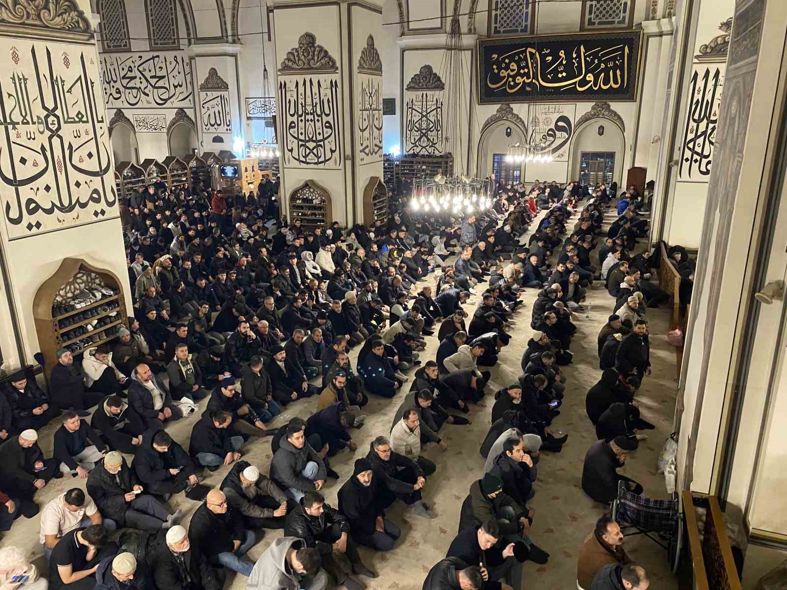 Bursalılar Miraç Kandili’nde Ulu Cami’ye akın etti
