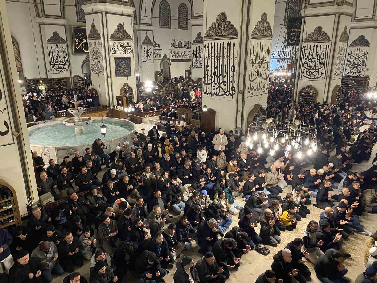 Bursalılar Miraç Kandili’nde Ulu Cami’ye akın etti
