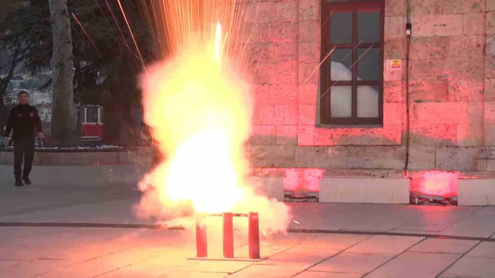 Bursalılara iftar ve sahuru ses bombası ile haber veriyorlar
