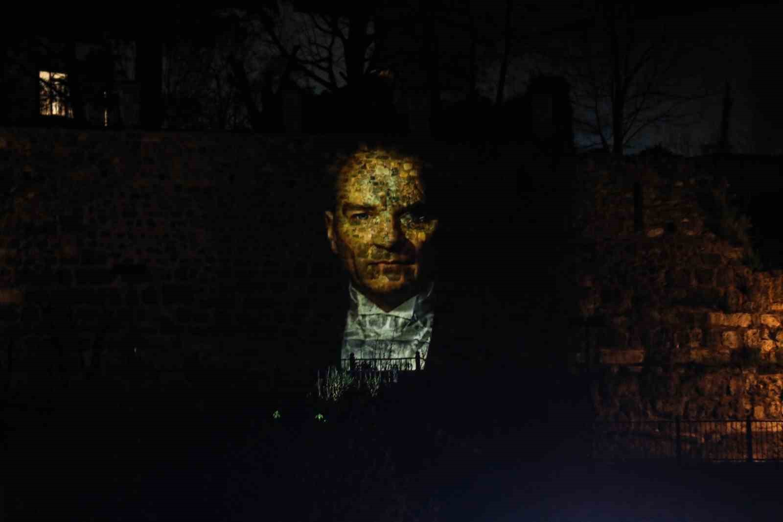 Bursa’nın 700 yıllık destanı ışık gösterisiyle anlatıldı
