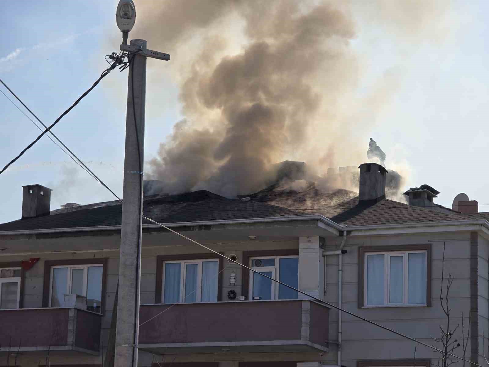 Bursa’nın İnegöl ilçesinde apartmanın çatısı alev alev yandı
