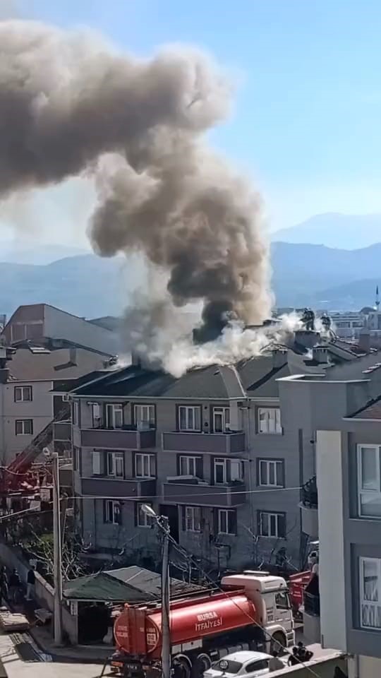 Bursa’nın İnegöl ilçesinde apartmanın çatısı alev alev yandı
