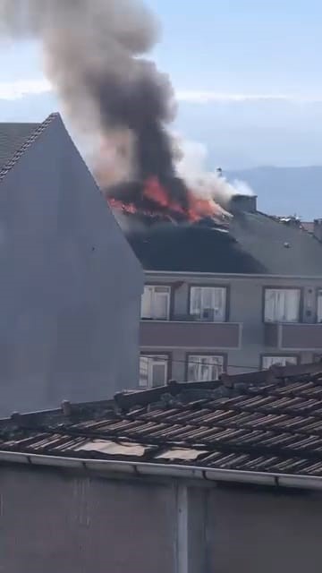 Bursa’nın İnegöl ilçesinde apartmanın çatısı alev alev yandı
