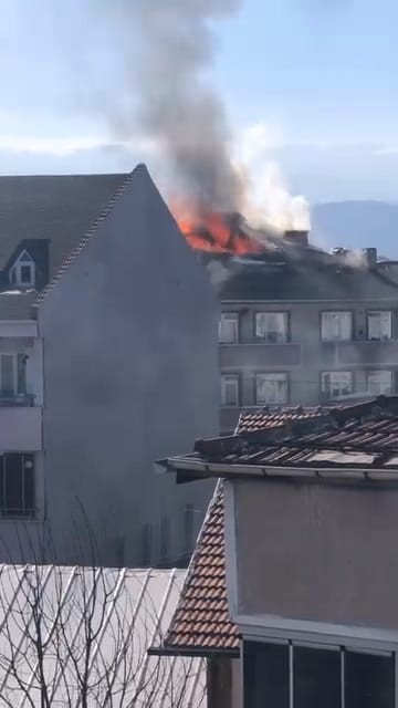 Bursa’nın İnegöl ilçesinde apartmanın çatısı alev alev yandı
