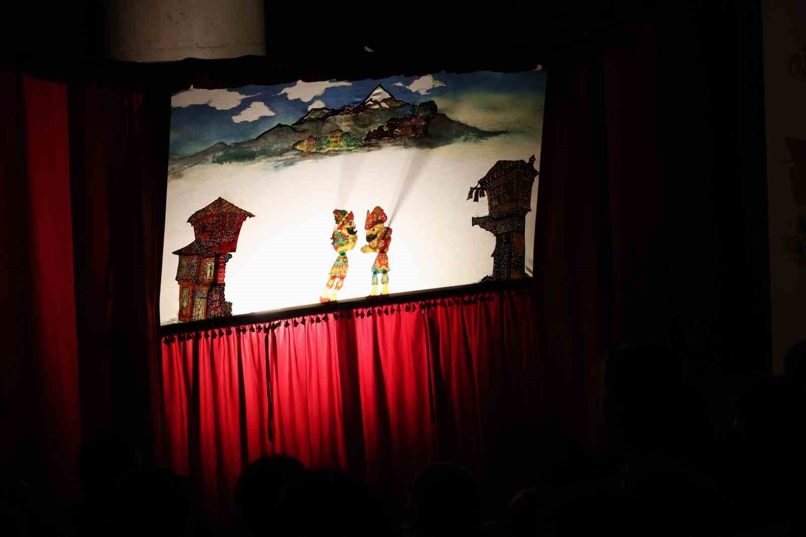 Bursa’nın yüzlerce yıllık simgeleri Osmangazi’de perdeye yansıdı
Bursa’nın yüzlerce yıllık simgeleri Osmangazi’de perdeye yansıdı