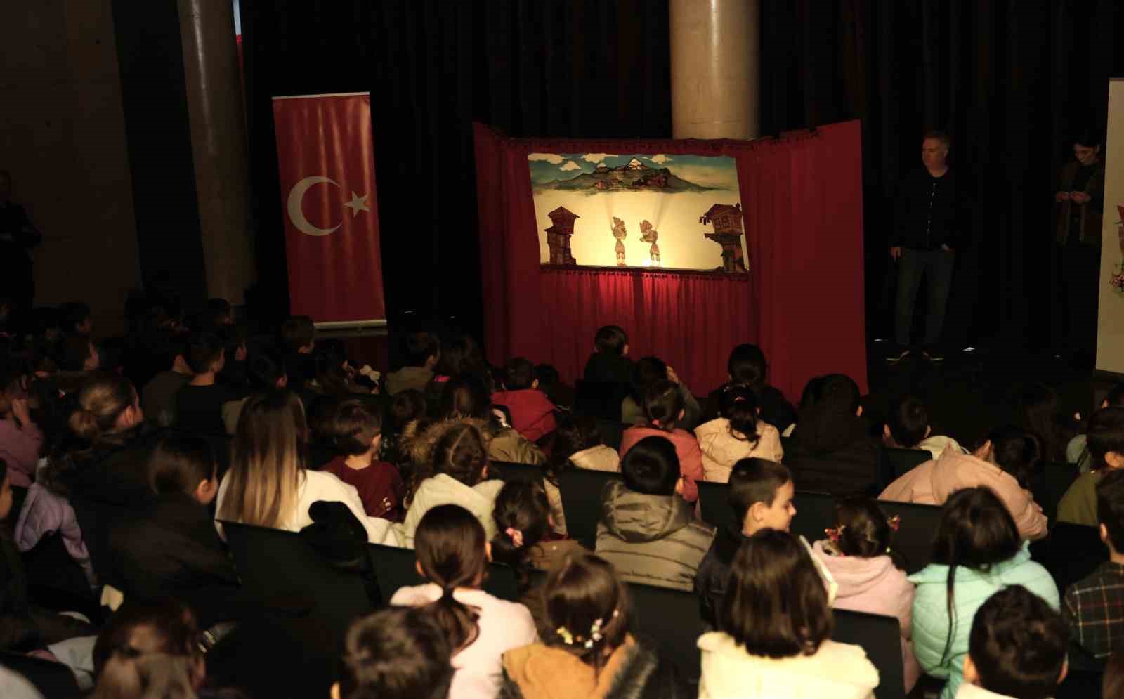 Bursa’nın yüzlerce yıllık simgeleri Osmangazi’de perdeye yansıdı
Bursa’nın yüzlerce yıllık simgeleri Osmangazi’de perdeye yansıdı