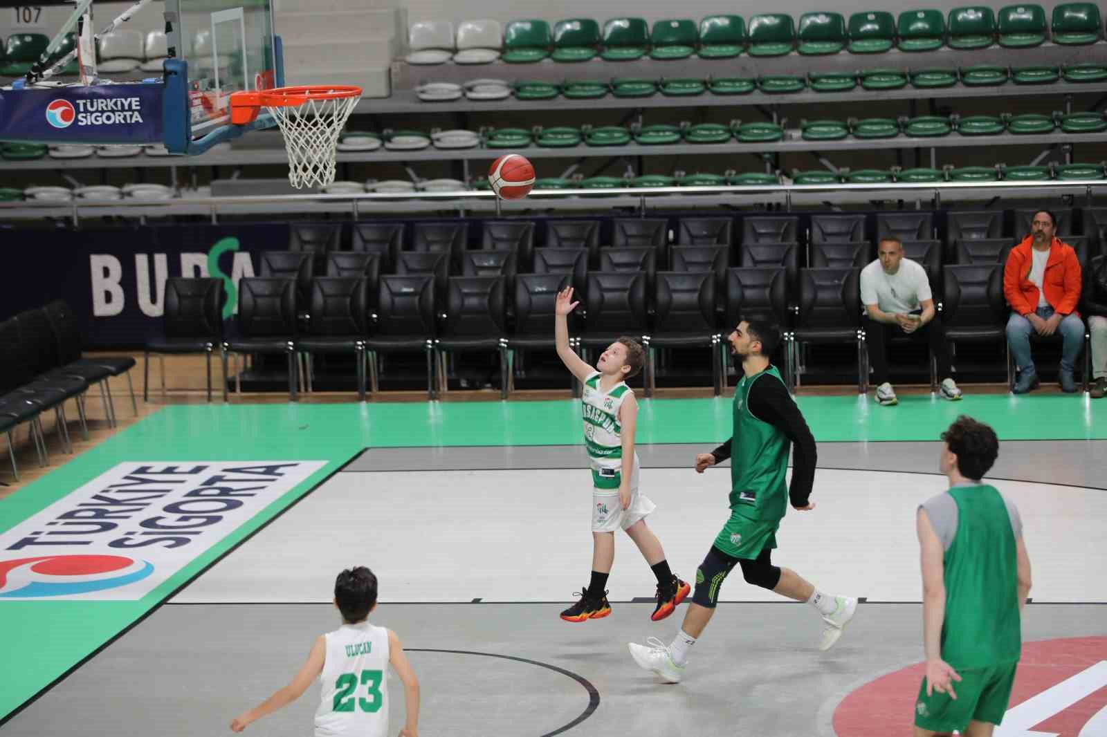 Bursaspor Basketbol Takımı’nı 1.20’lik minikler terletti
