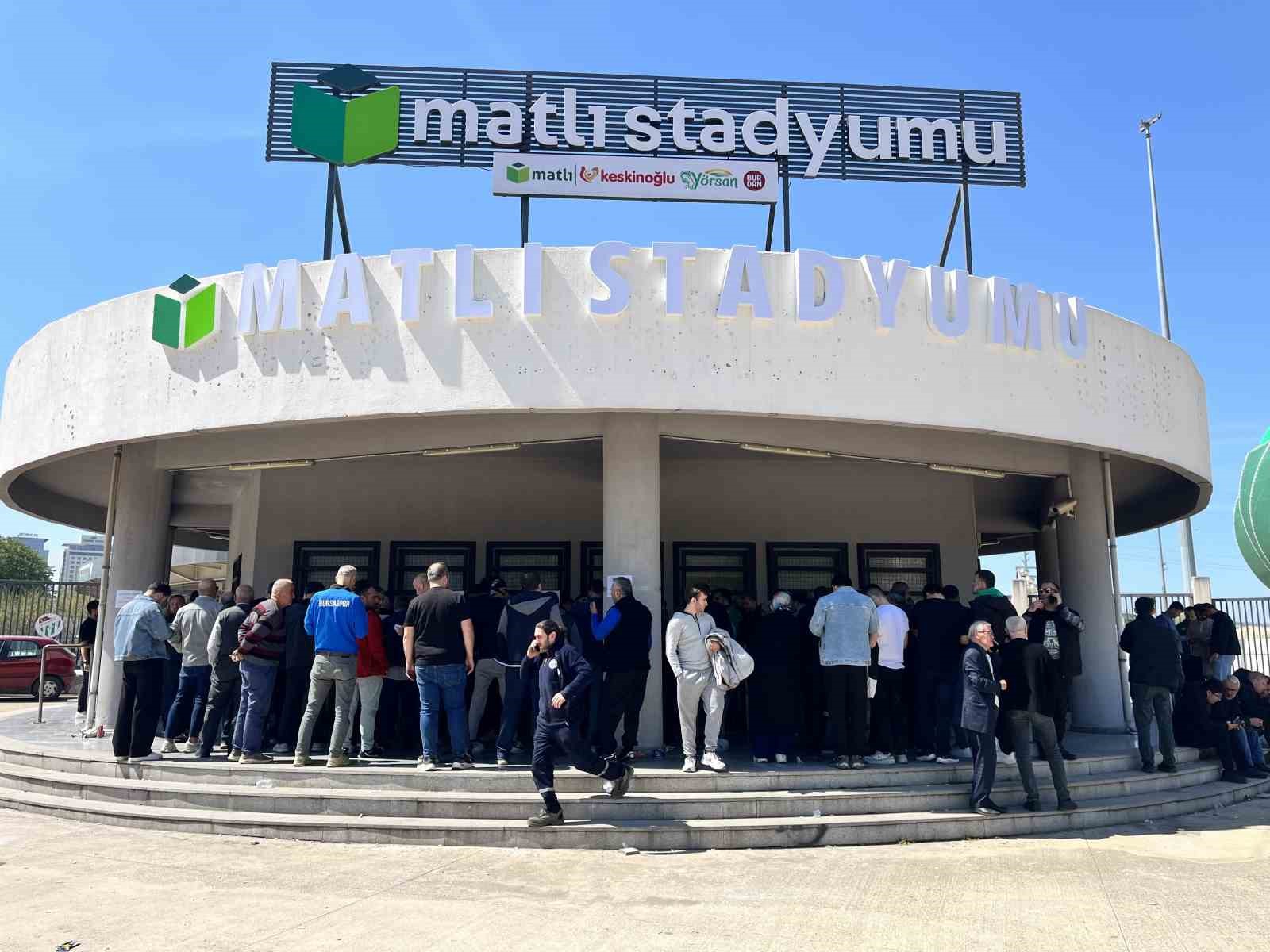 Bursaspor kombinelerine büyük ilgi, taraftar saatlerce kuyrukta bekledi
