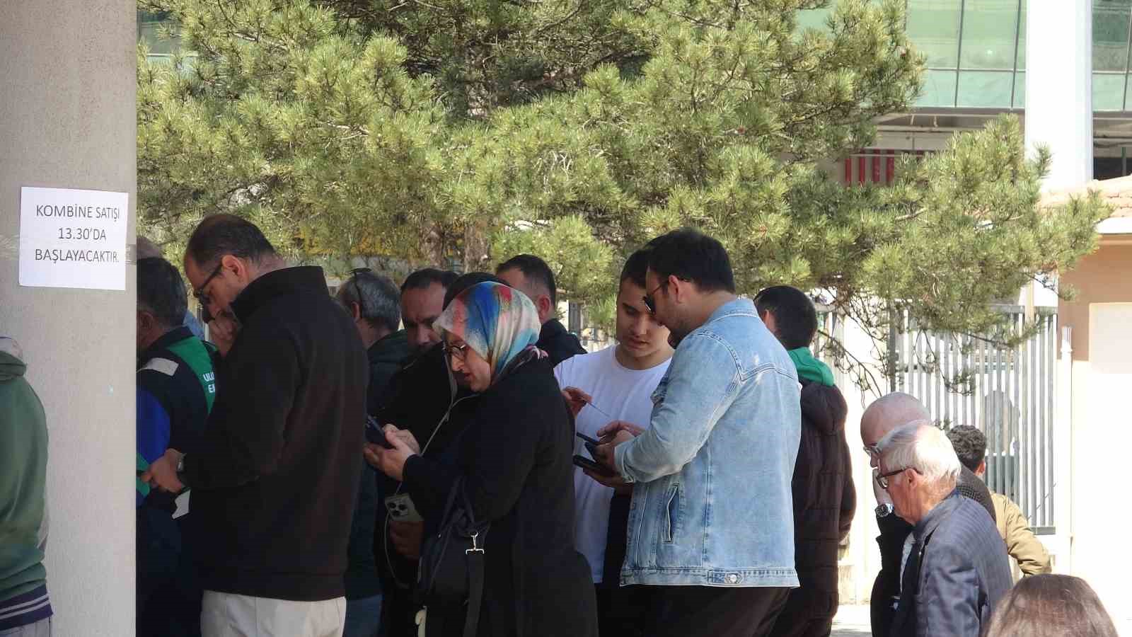 Bursaspor kombinelerine büyük ilgi, taraftar saatlerce kuyrukta bekledi
