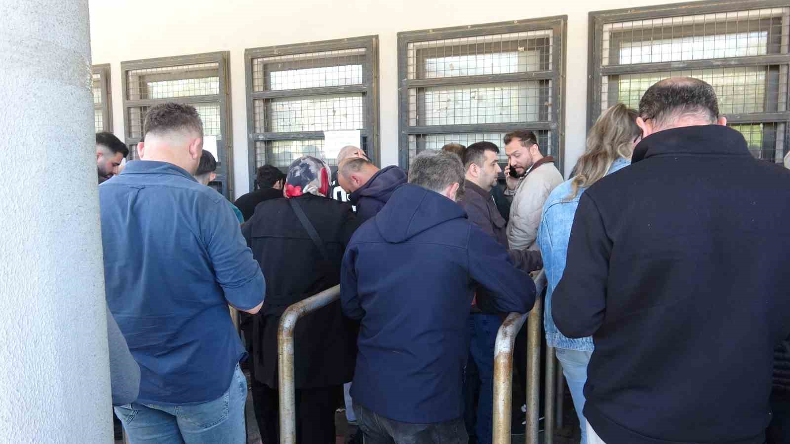 Bursaspor kombinelerine büyük ilgi, taraftar saatlerce kuyrukta bekledi
