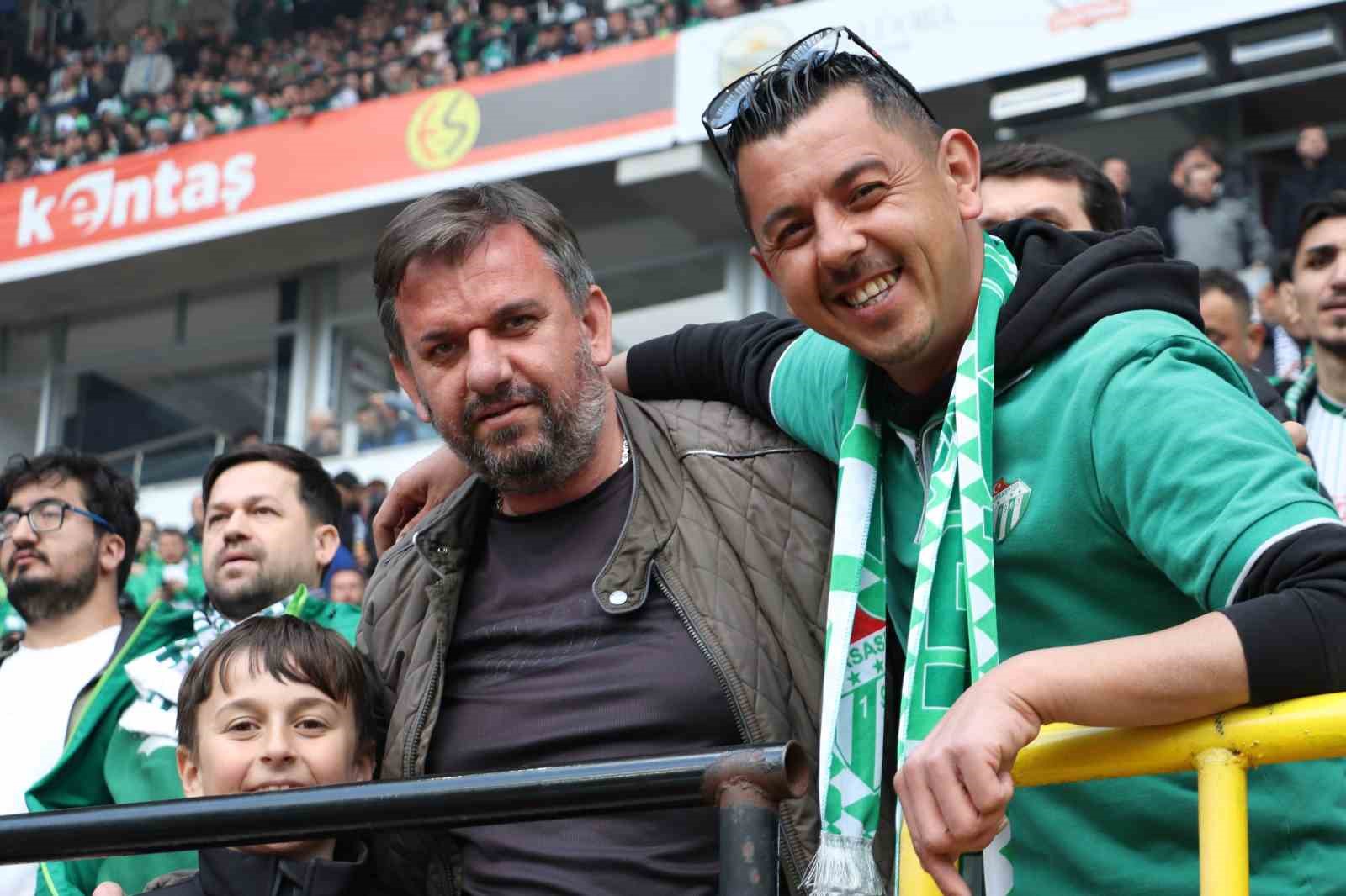 Bursaspor taraftarı Eskişehir tribünlerinde renkli görüntüler oluşturdu
