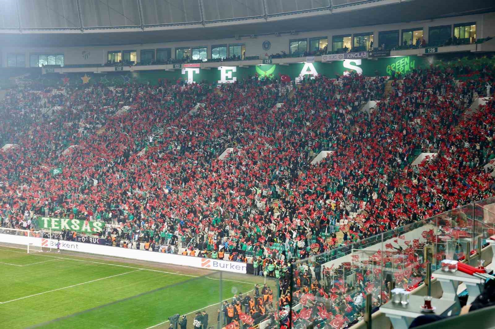 Bursaspor tribünleri Türk bayraklarıyla donatıldı
