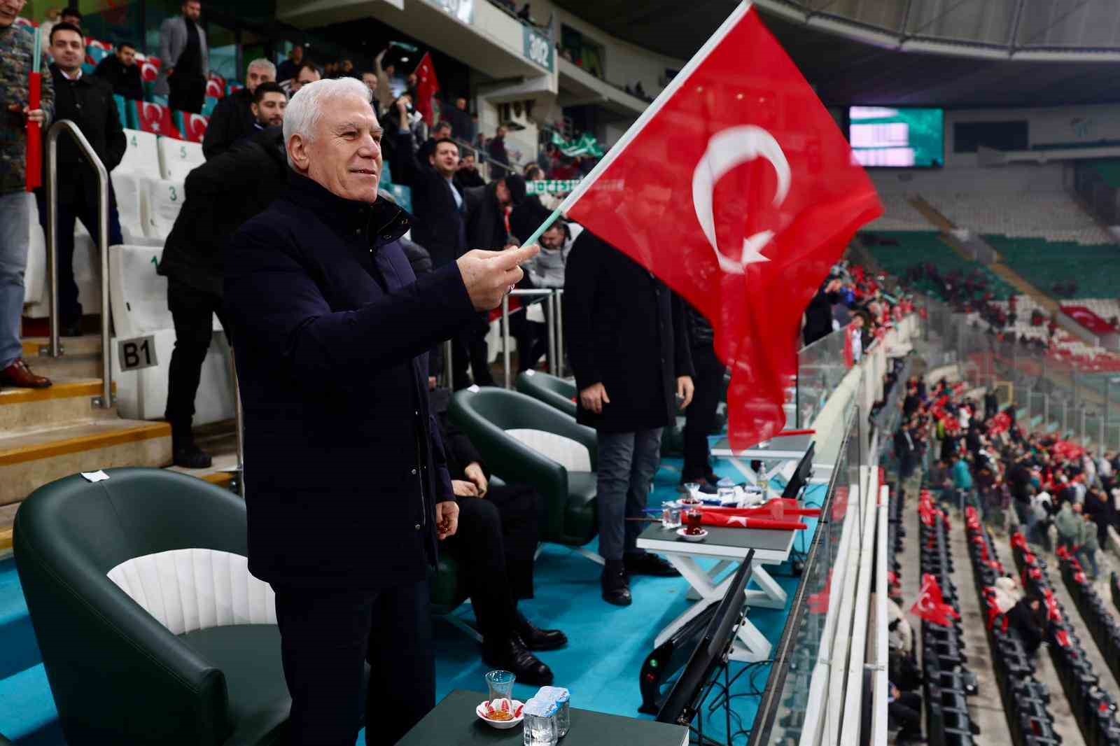 Bursaspor tribünleri Türk bayraklarıyla donatıldı
