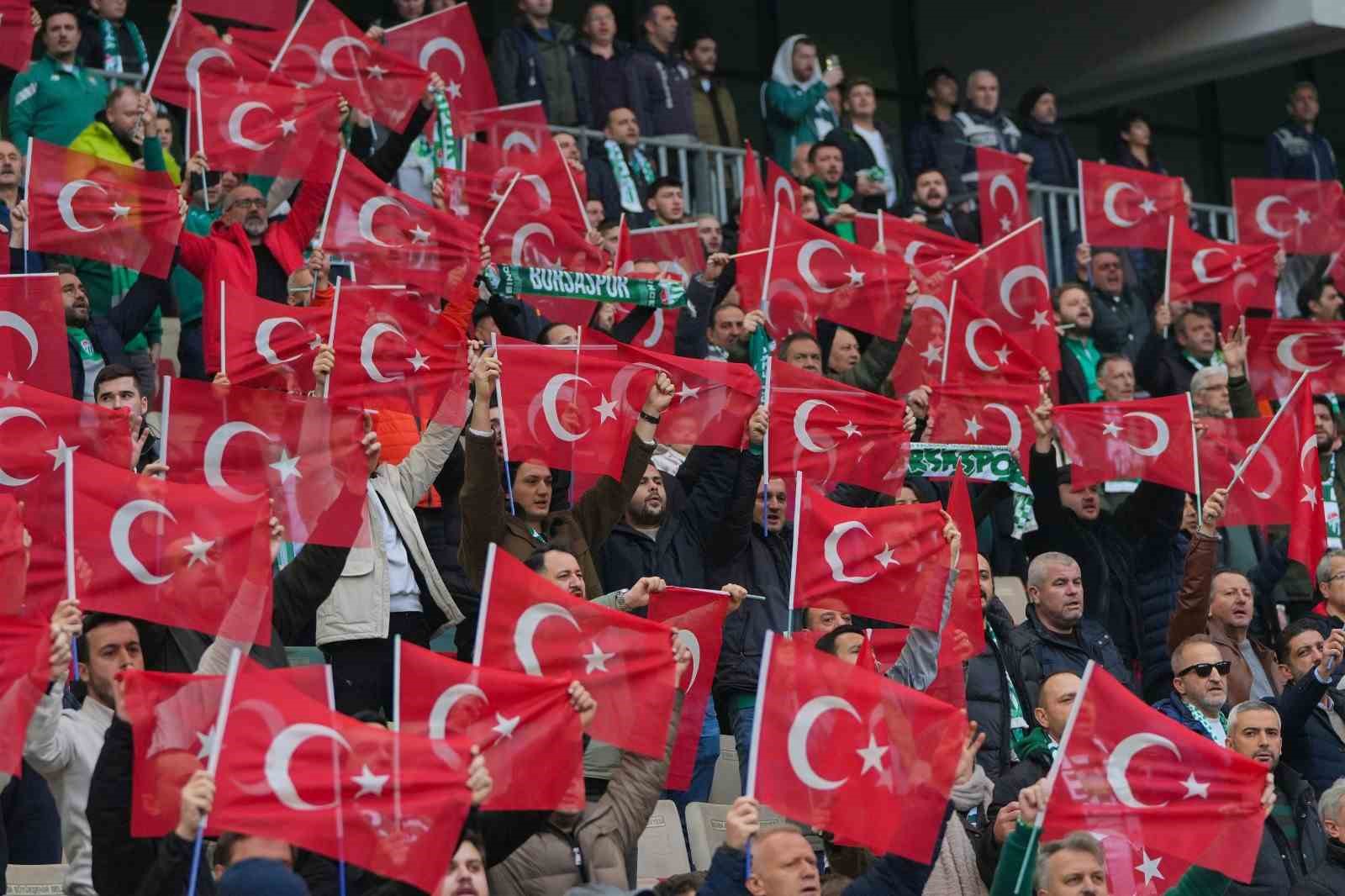 Bursaspor tribünleri Türk bayraklarıyla donatıldı
