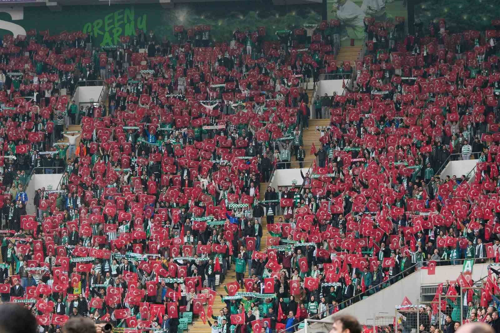 Bursaspor tribünleri Türk bayraklarıyla donatıldı
