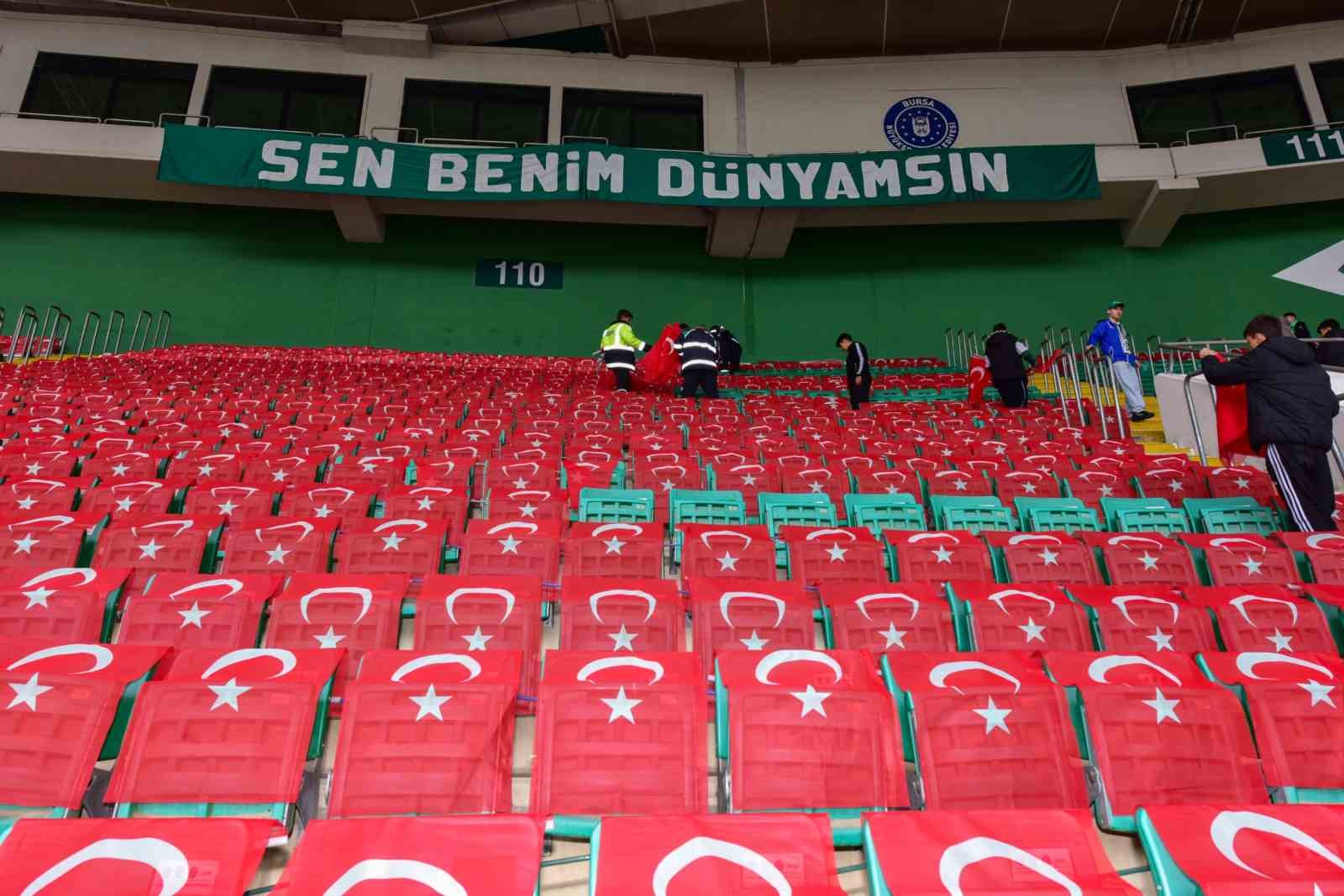 Bursaspor tribünleri Türk bayraklarıyla donatıldı
