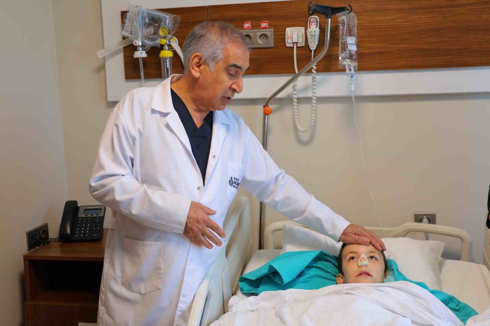 Burun tıkanıklığı ve işitme kaybı şikayetiyle gitti, ameliyatta dev bir polip çıkartıldı
