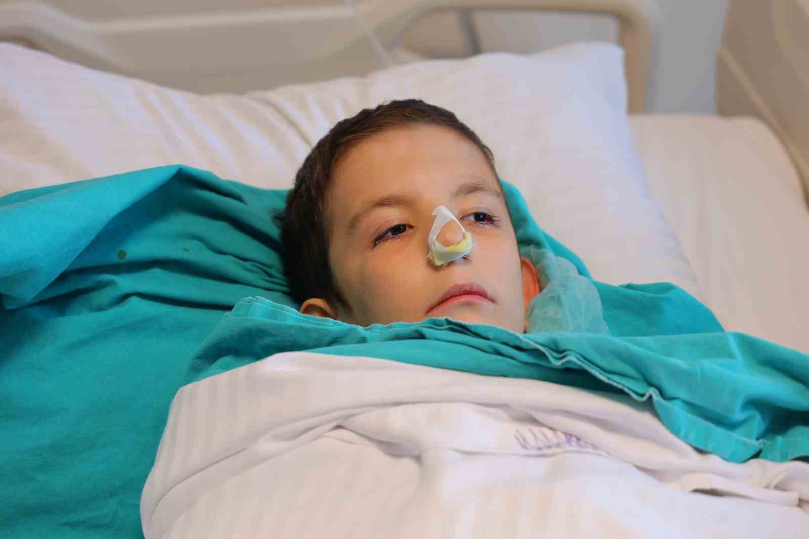 Burun tıkanıklığı ve işitme kaybı şikayetiyle gitti, ameliyatta dev bir polip çıkartıldı
