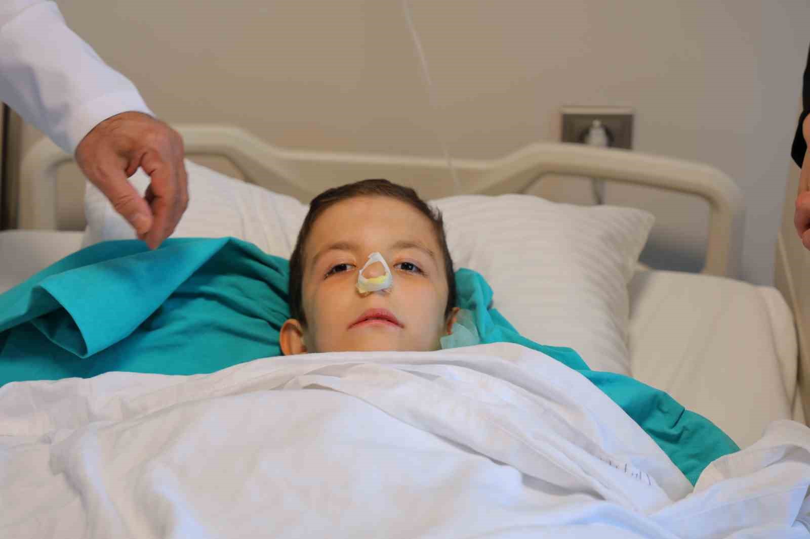 Burun tıkanıklığı ve işitme kaybı şikayetiyle gitti, ameliyatta dev bir polip çıkartıldı
