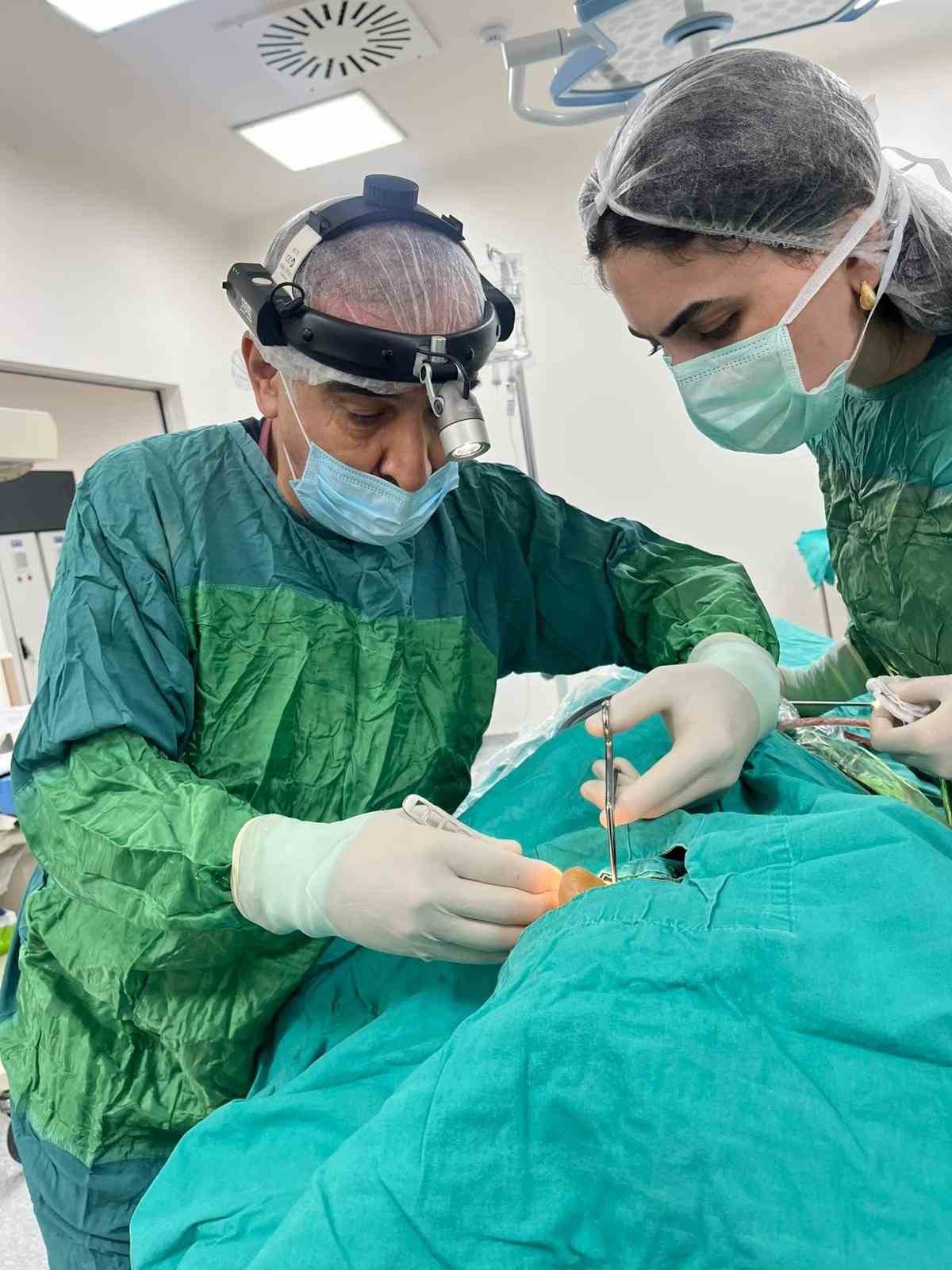 Burun tıkanıklığı ve işitme kaybı şikayetiyle gitti, ameliyatta dev bir polip çıkartıldı
