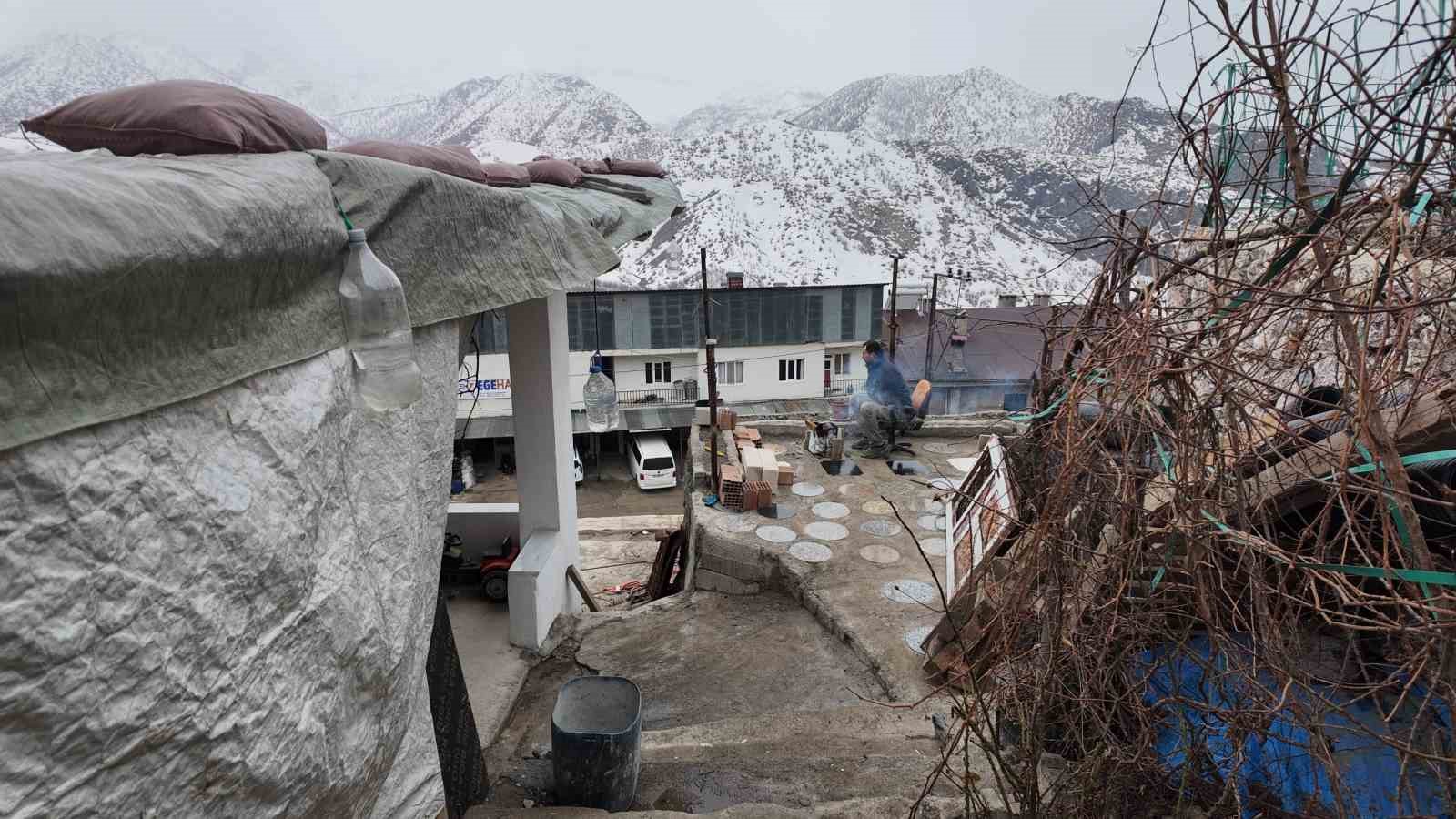 Bütün birikimi ile ev yaptı, toprak kayması ile ’hayatı’ askıda kaldı
