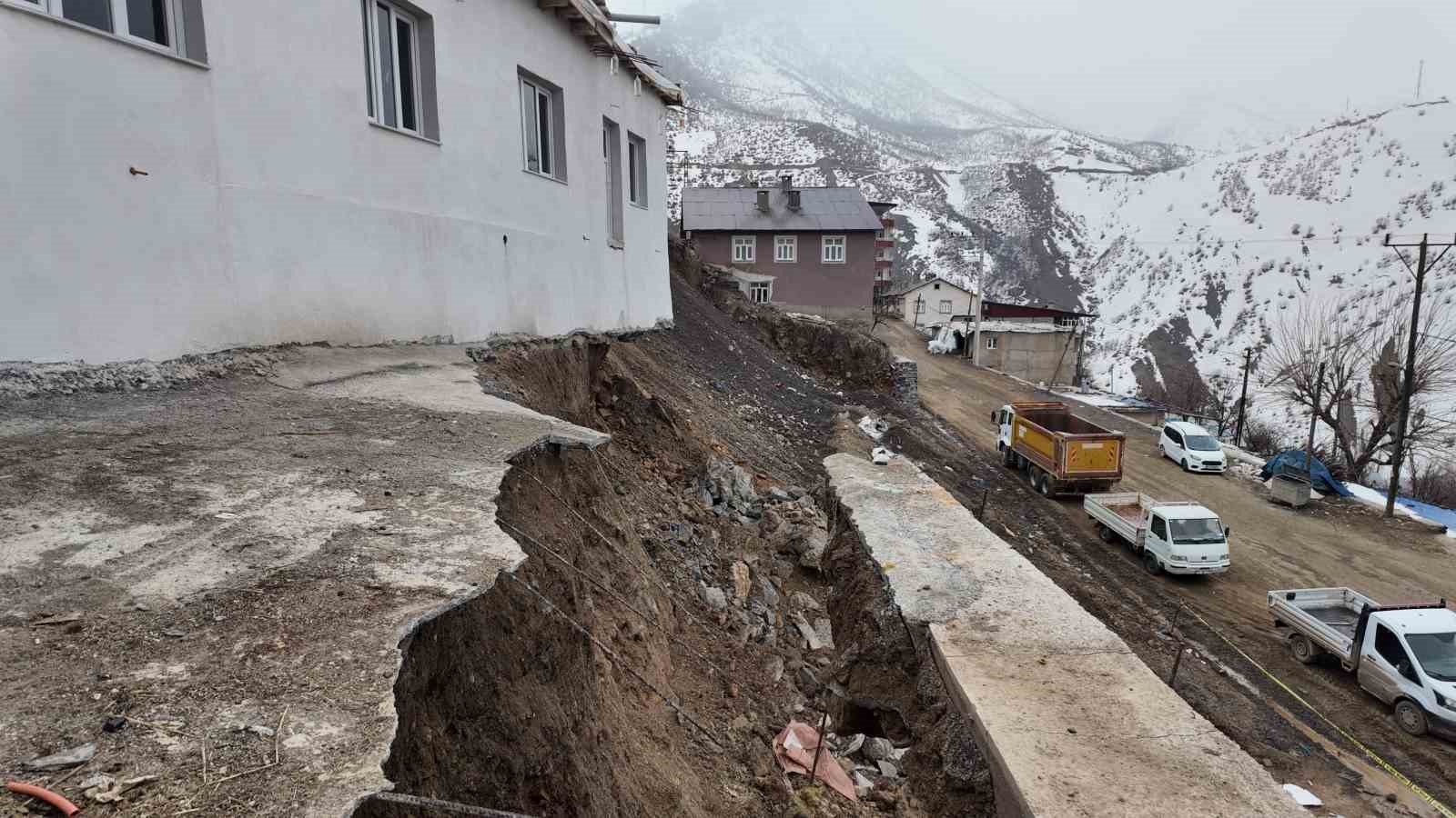 Bütün birikimi ile ev yaptı, toprak kayması ile ’hayatı’ askıda kaldı
