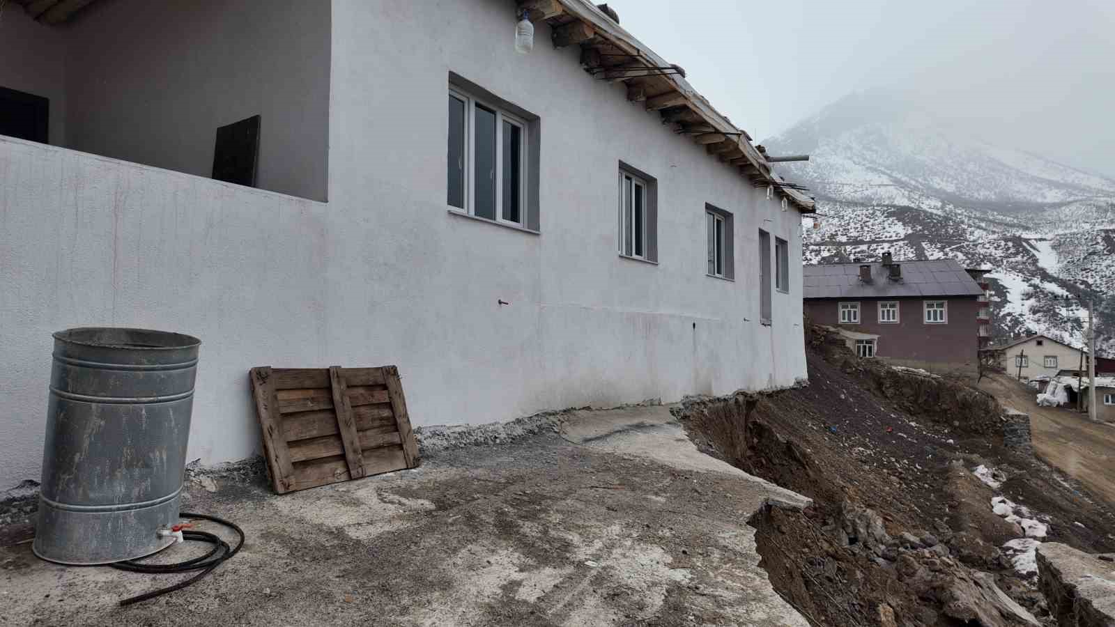 Bütün birikimi ile ev yaptı, toprak kayması ile ’hayatı’ askıda kaldı
