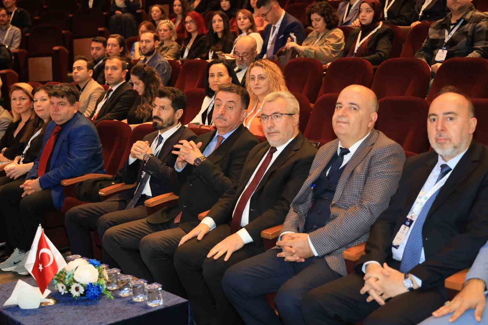 BUÜ’de Türkçenin geleceği konuşuldu
