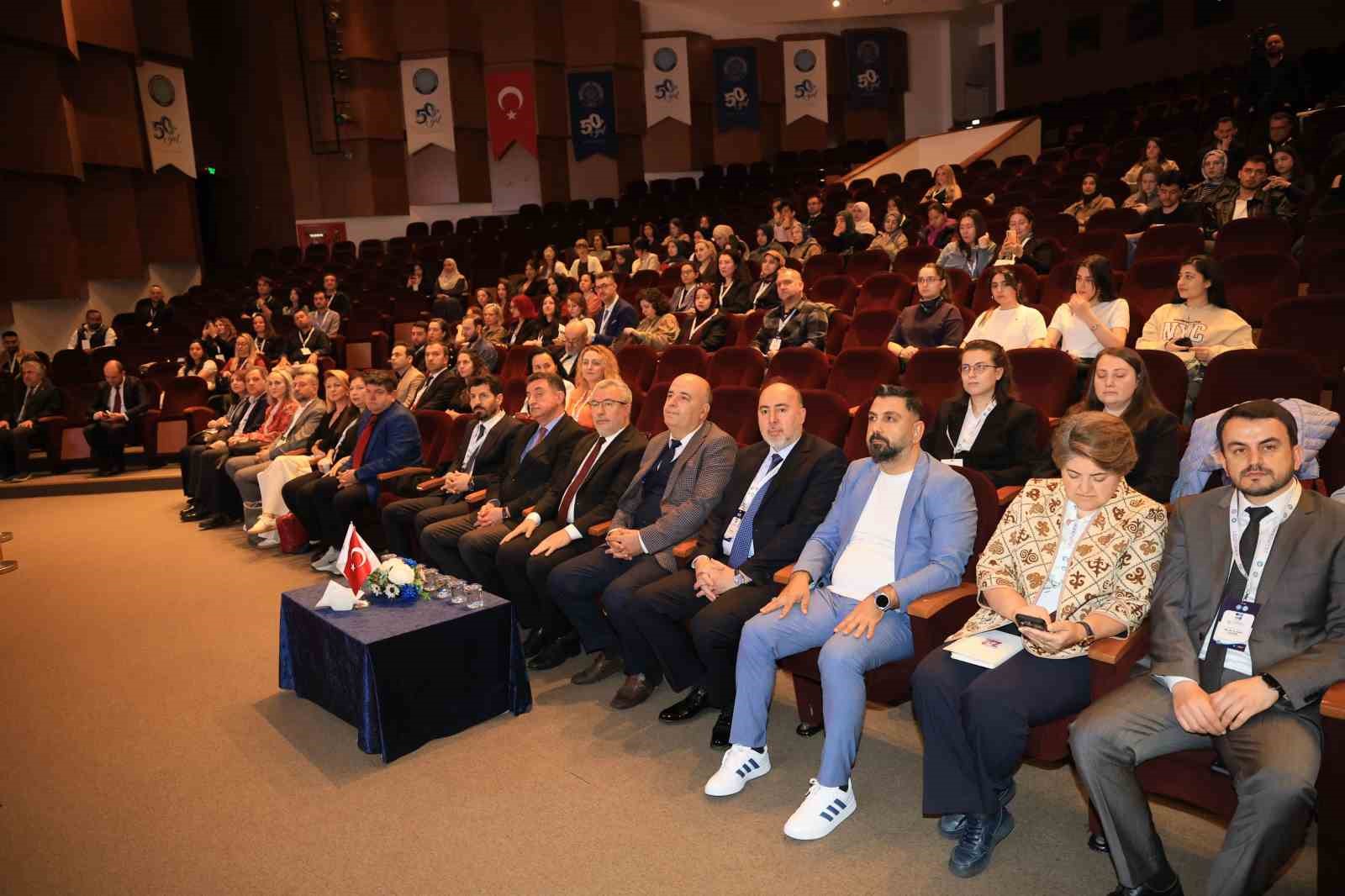 BUÜ’de Türkçenin geleceği konuşuldu
