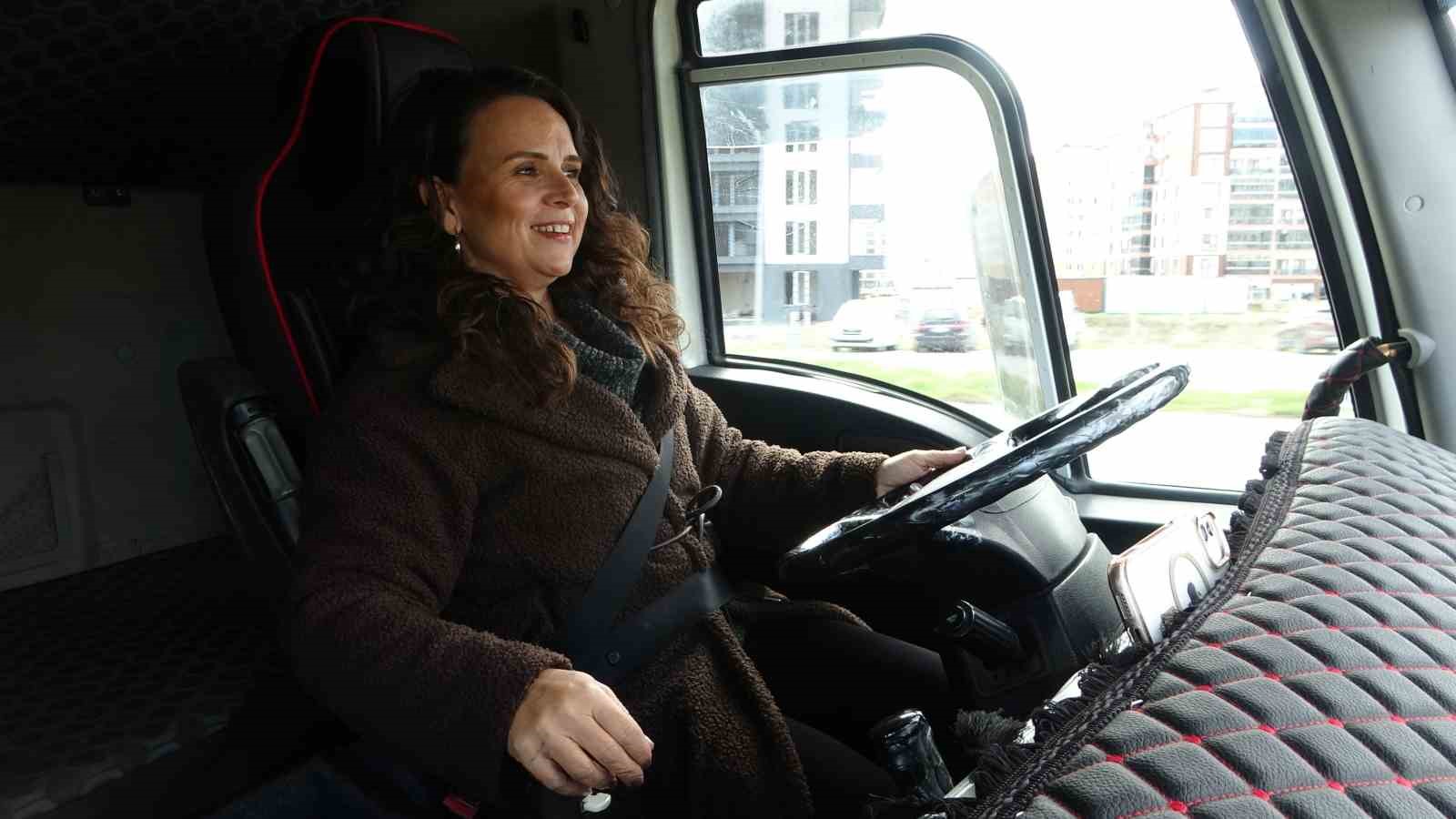 Büyük araçlara küçüklüğünden beri hayranlık duyan Buket, 3 yıldır ağır vasıta eğitmenliği yapıyor
