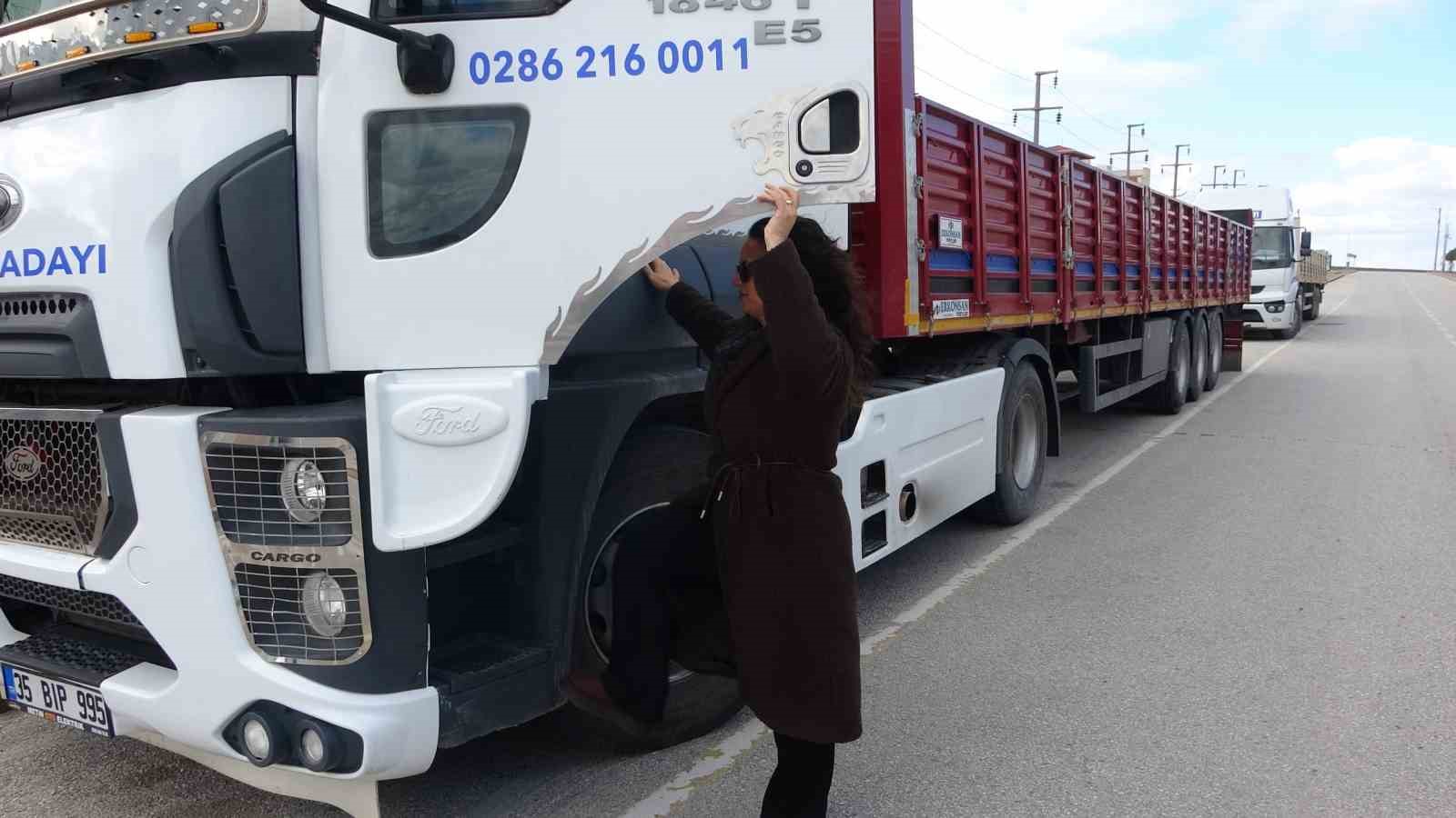 Büyük araçlara küçüklüğünden beri hayranlık duyan Buket, 3 yıldır ağır vasıta eğitmenliği yapıyor
