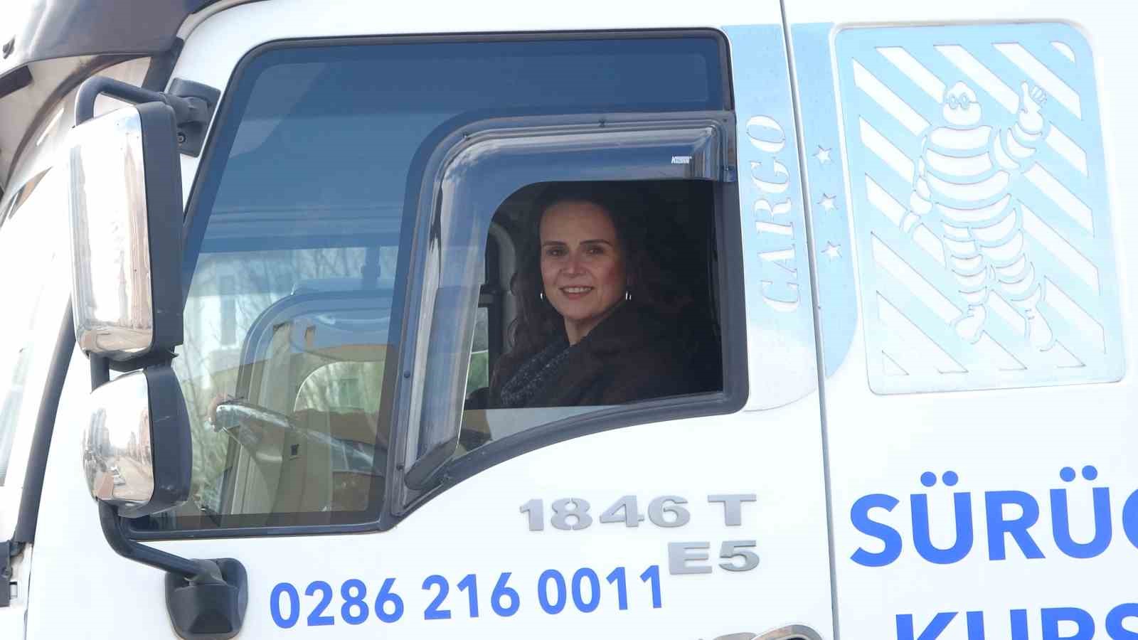 Büyük araçlara küçüklüğünden beri hayranlık duyan Buket, 3 yıldır ağır vasıta eğitmenliği yapıyor
