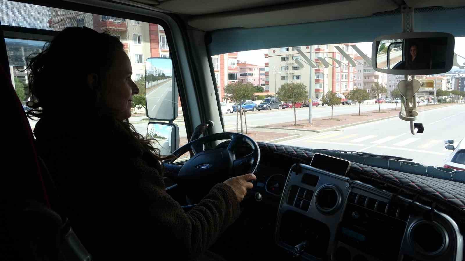 Büyük araçlara küçüklüğünden beri hayranlık duyan Buket, 3 yıldır ağır vasıta eğitmenliği yapıyor
