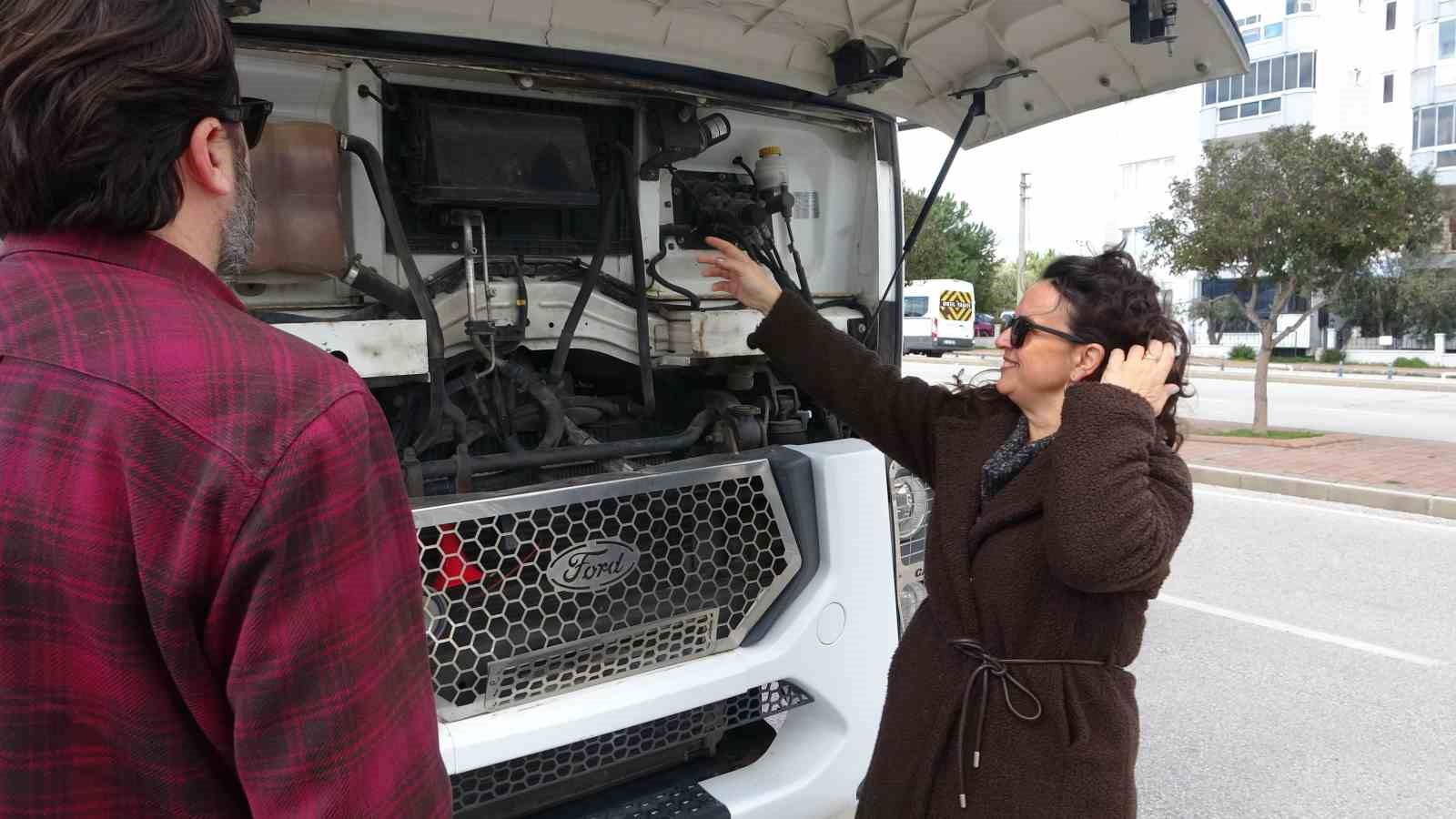 Büyük araçlara küçüklüğünden beri hayranlık duyan Buket, 3 yıldır ağır vasıta eğitmenliği yapıyor
